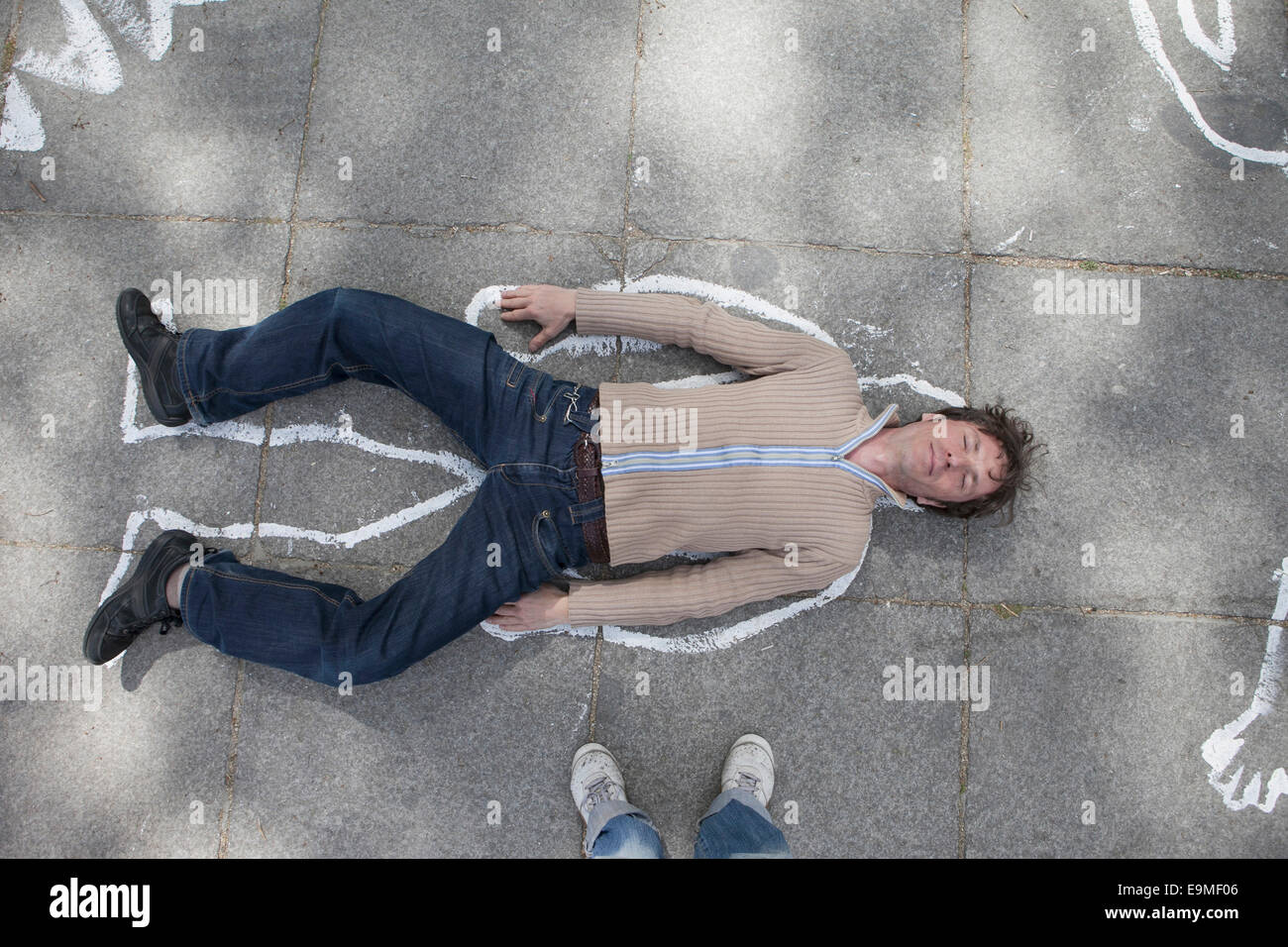 Angolo di alta vista di chalk contorno per uomo disteso sulla strada Foto Stock