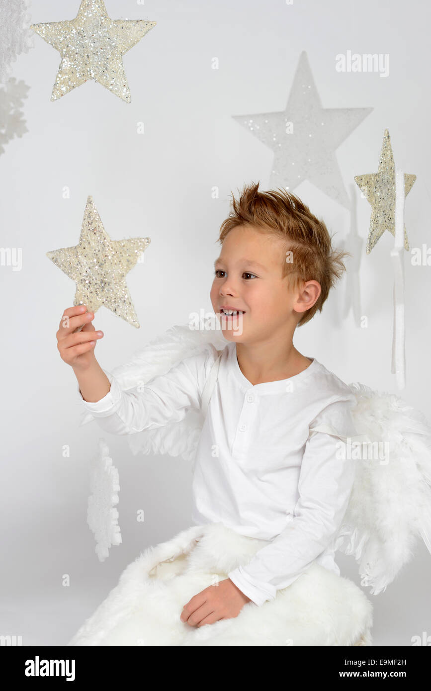 Bambino, ragazzo che indossa un costume da angelo con stelle di natale, feste Foto Stock