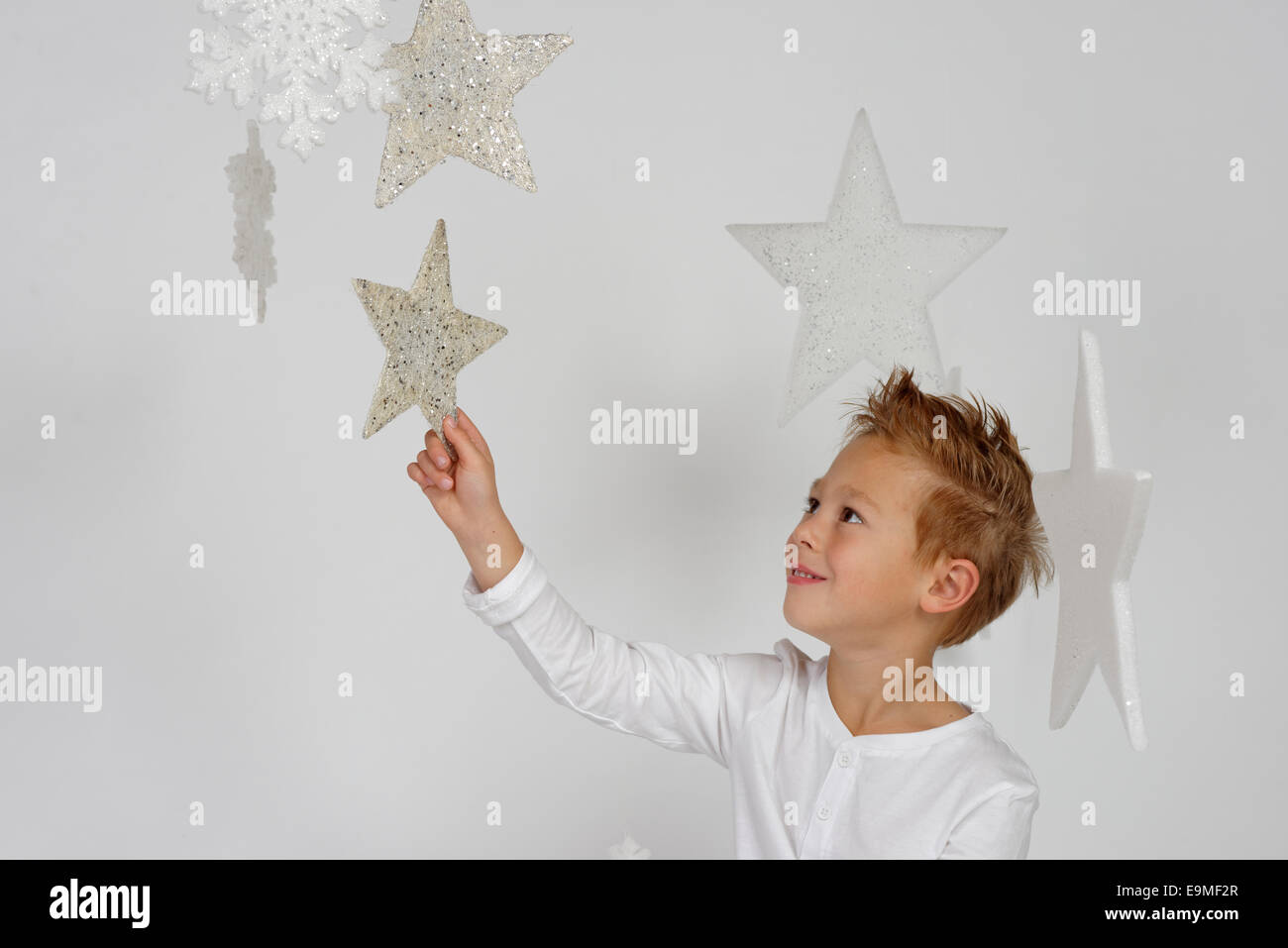 Bambino, ragazzo che indossa un costume da angelo con stelle di natale, feste Foto Stock