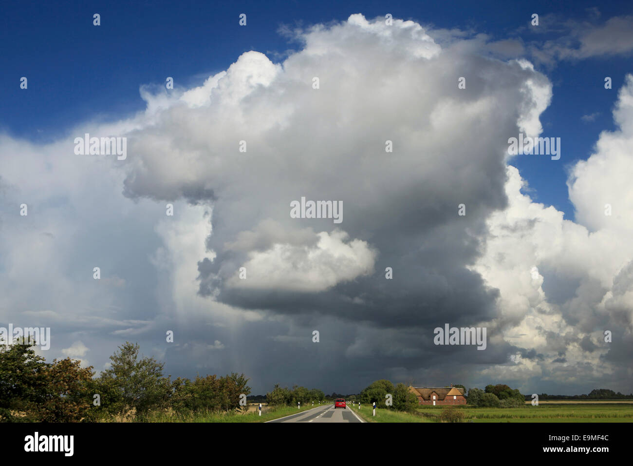 Cumulus nubi sul paesaggio Foto Stock