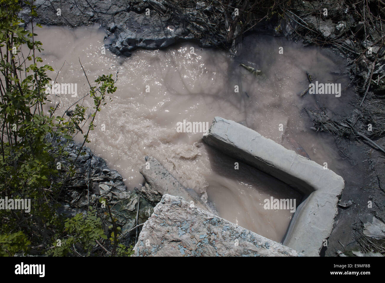 Ottobre 30, 2014 - Dhaka, Bangladesh - da gettare i rifiuti chimici e l'olio dalle fabbriche nel canale e il fiume divenne suolo inquinato e acqua a Dhaka che si danno per l'ambiente..il Bangladesh, Sierra Leone e Sudan del Sud ha portato una classifica dei paesi che si trovano ad affrontare rischi estremi come risultato dei cambiamenti climatici, accentuando la probabilità di conflitti civili, secondo uno studio condotto da ricercatori del Regno Unito Maplecroft..una combinazione di cambiamenti climatici vulnerabilità, insicurezza alimentare pressioni demografiche, debolezze infrastrutturali e la mancanza di competenze per affrontare il cambiamento climatico, può amplificare i rischi di disordini civili in Bang Foto Stock