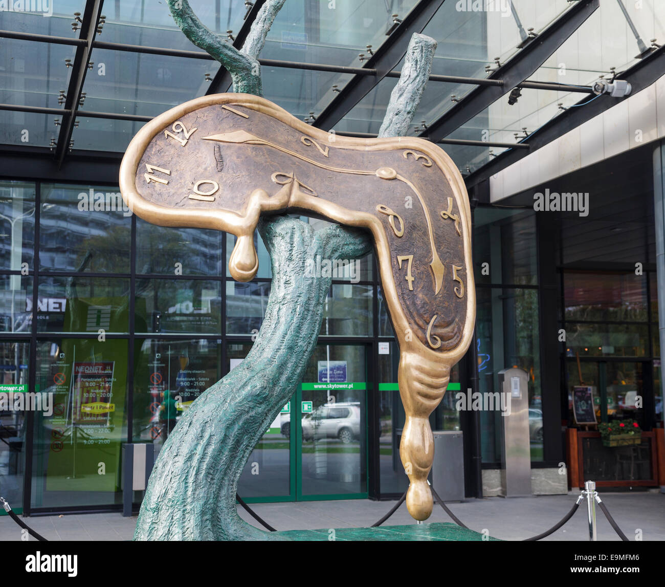 Profilo di tempo, scultura di Salvador Dalí davanti alla Sky Tower, Wroclaw, Polonia Foto Stock