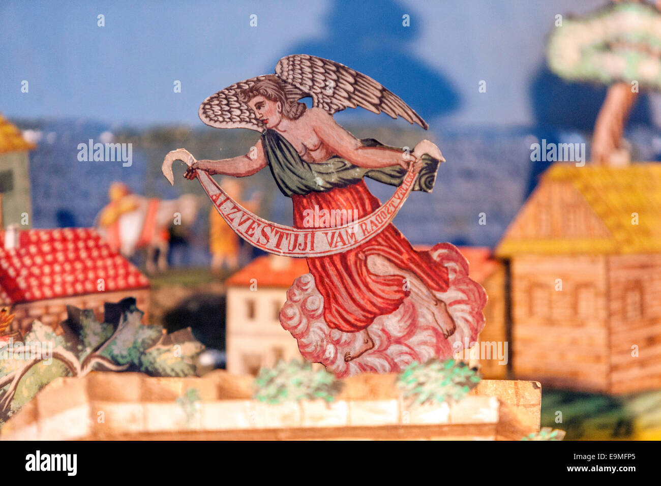 Ceca tradizionale Presepe realizzato ​​of carta. In scena con Angelo Gloria excelsis Deo Foto Stock