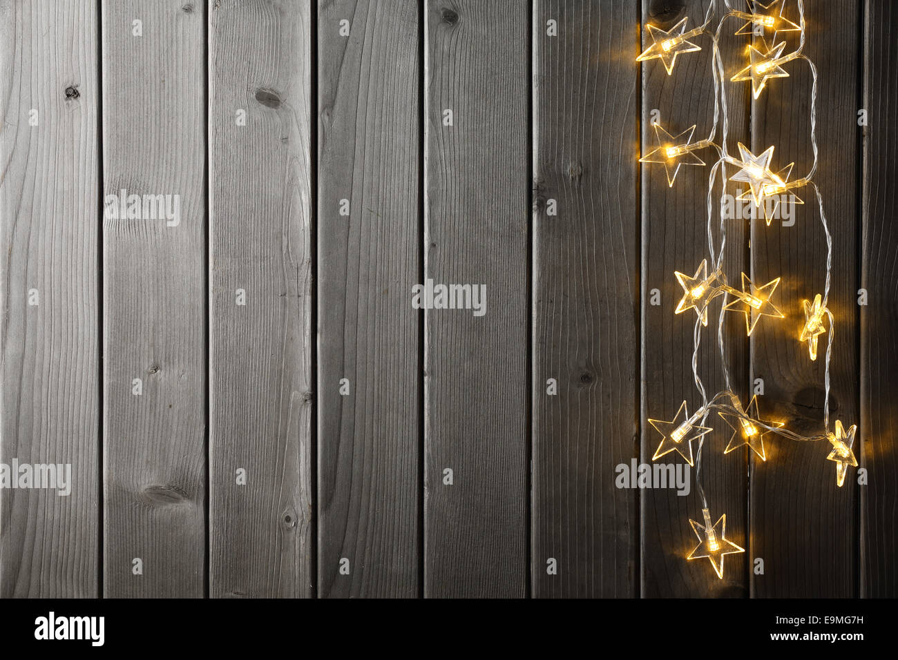 Natale Luce su uno sfondo di legno Foto Stock