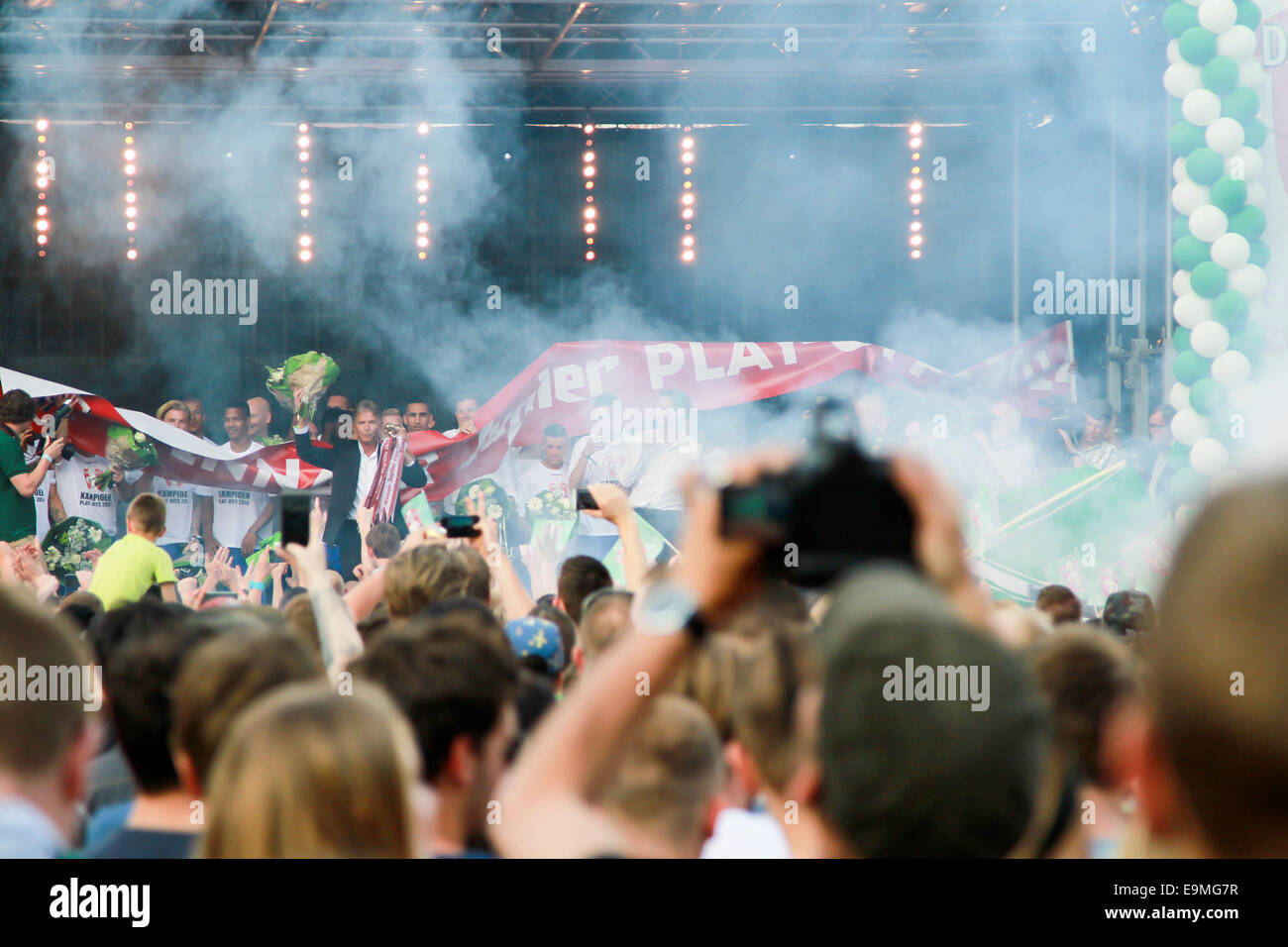 DORDRECHT, Paesi Bassi - 20 Maggio 2014: FC Dordrecht calciatori e manager celebrando sul palco in una smokey aria come fans allegria Foto Stock