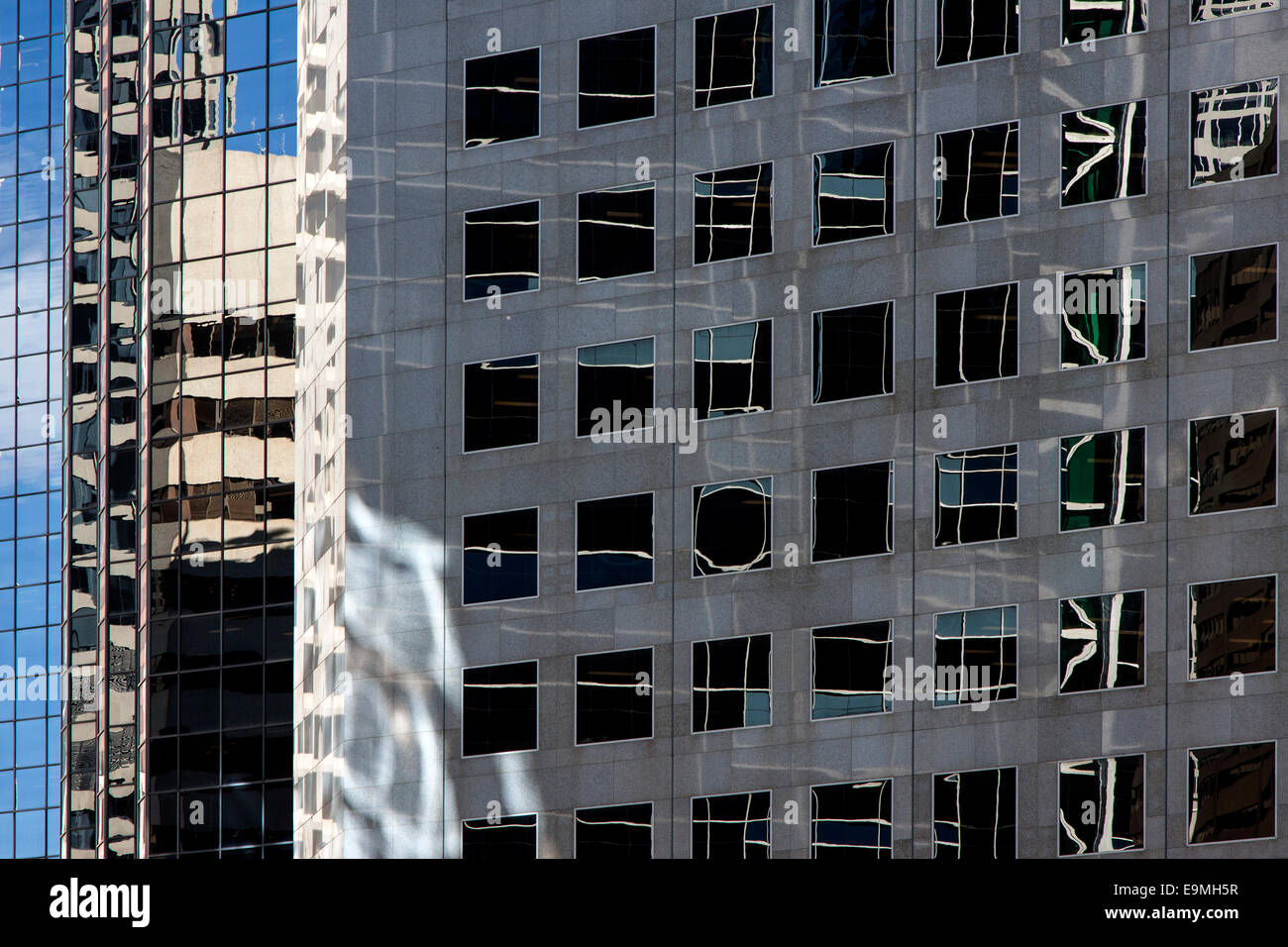 Alto edificio con facciata in vetro con riflessioni di Calgary, Canada Foto Stock