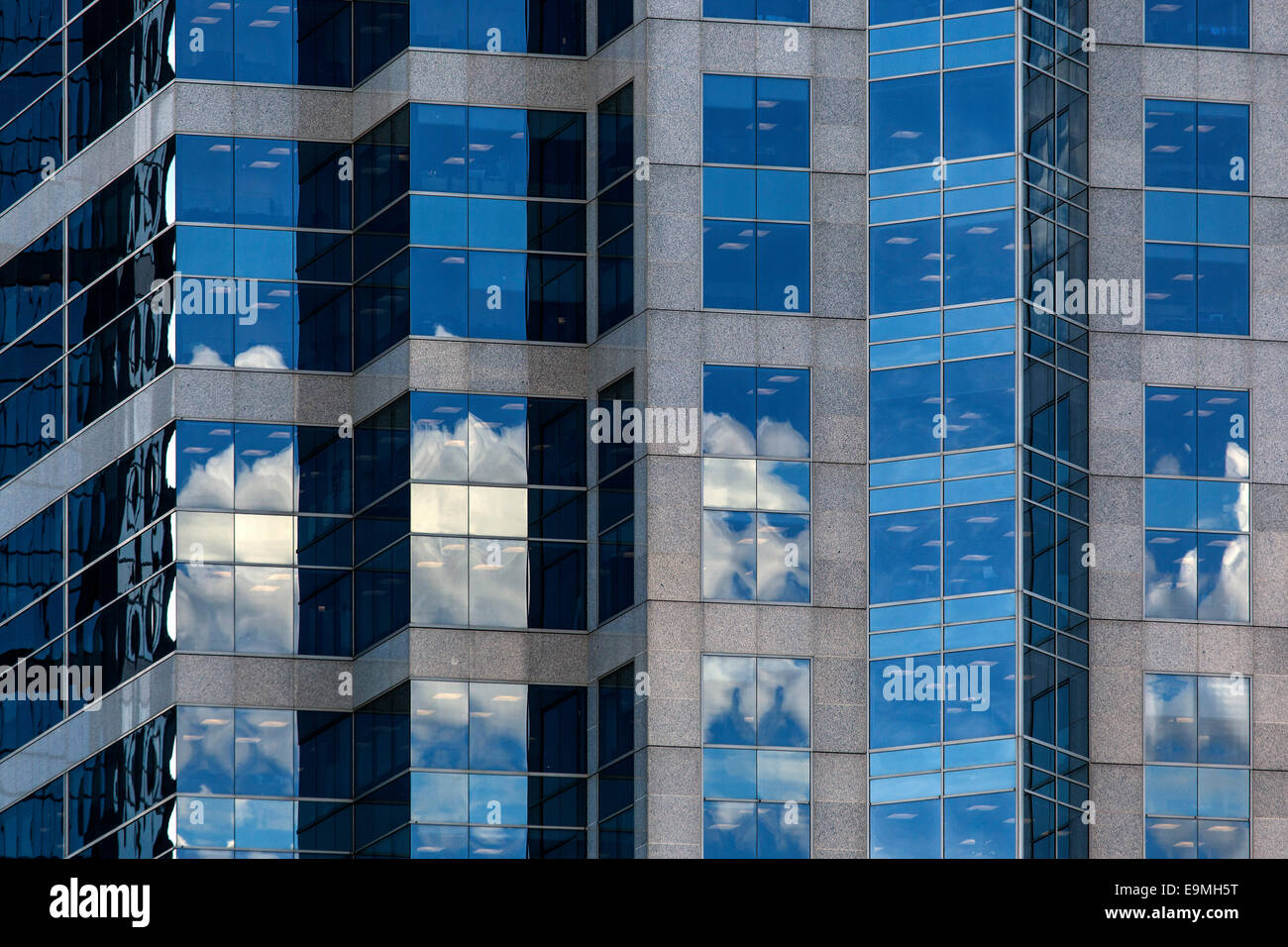 Alto edificio con facciata in vetro con riflessioni di Calgary, Canada Foto Stock