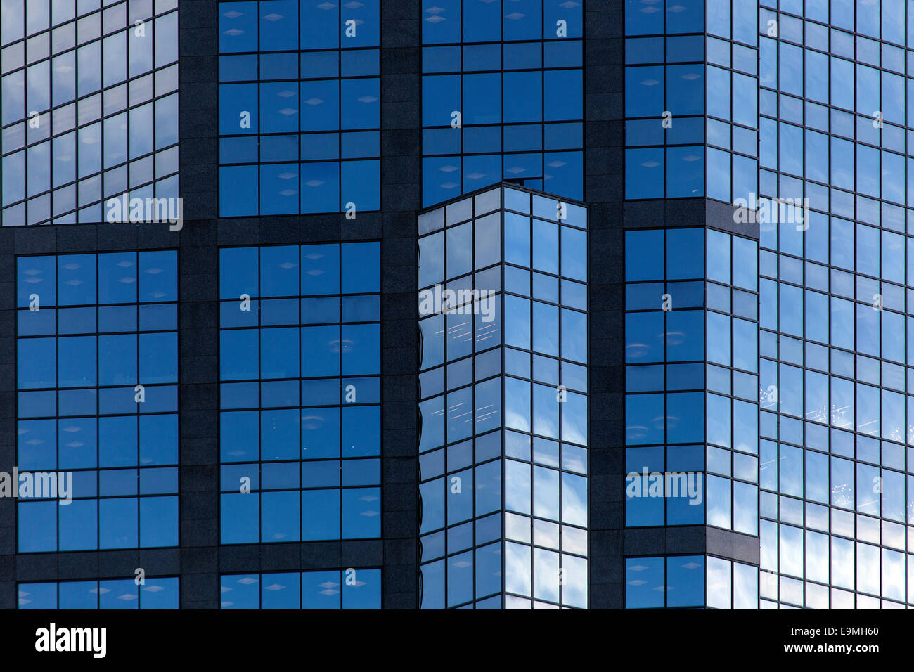 Alto edificio con facciata in vetro, Calgary, Canada Foto Stock