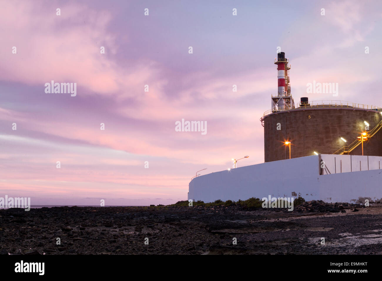 Il tramonto di fronte alla powerstation in Lanzarote Foto Stock