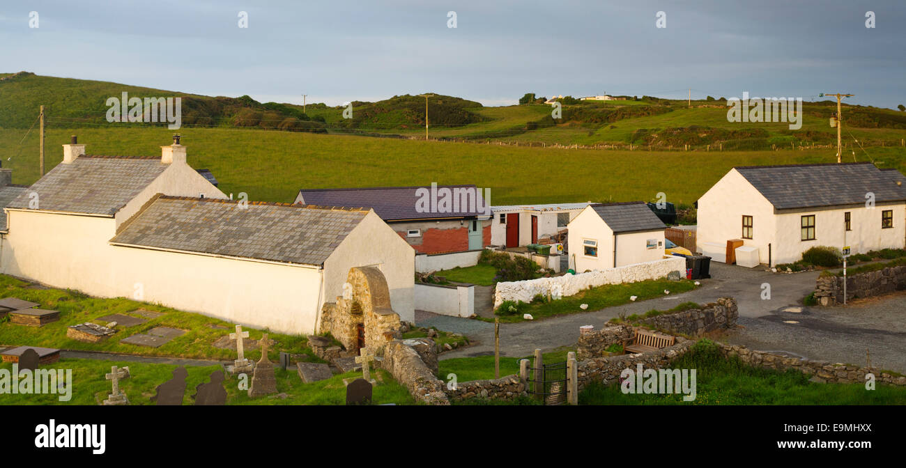 Case per vacanze da St Patricks chiesa sulla scogliera a Llanbadrig presso la costa settentrionale sull isola di Anglesey, Galles del Nord Regno Unito Foto Stock