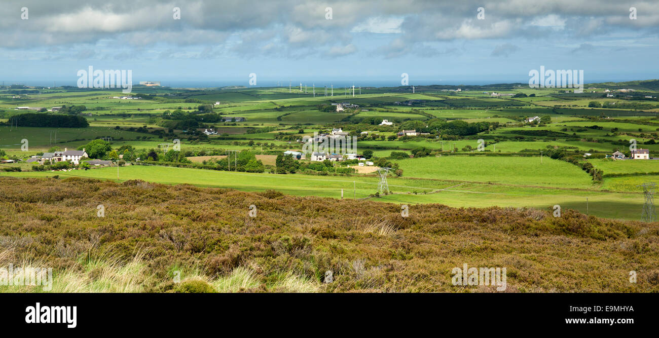 Vista da Parys Mountain (Mynydd Parys) attraverso roral Anglesey farmland fino alla costa settentrionale dell'isola. Foto Stock