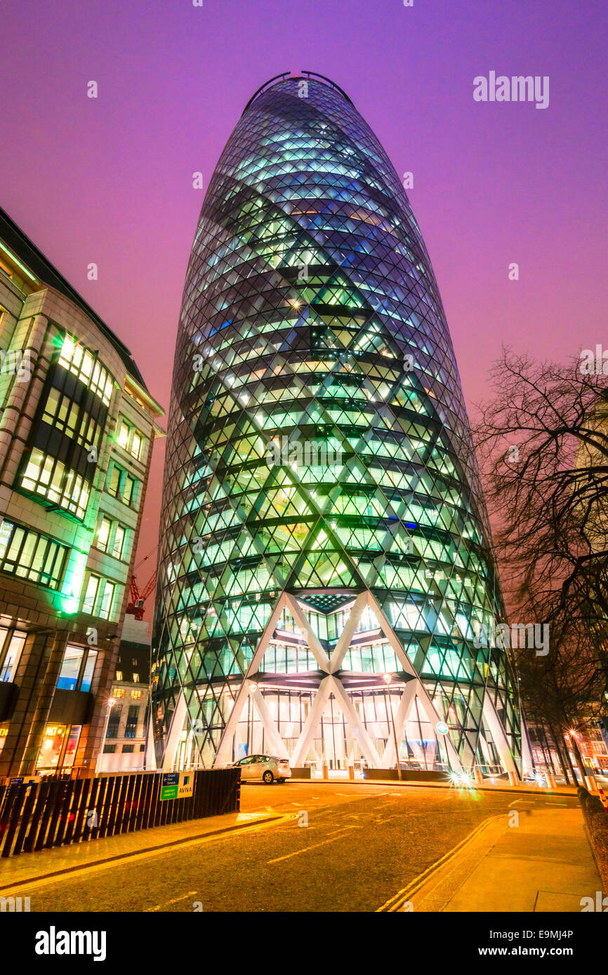 Londra - 16 marzo: Il vetro moderni uffici della Swiss Re Gherkin il 16 marzo 2011 a Londra. La torre si trova a 180 metri di altezza, un Foto Stock