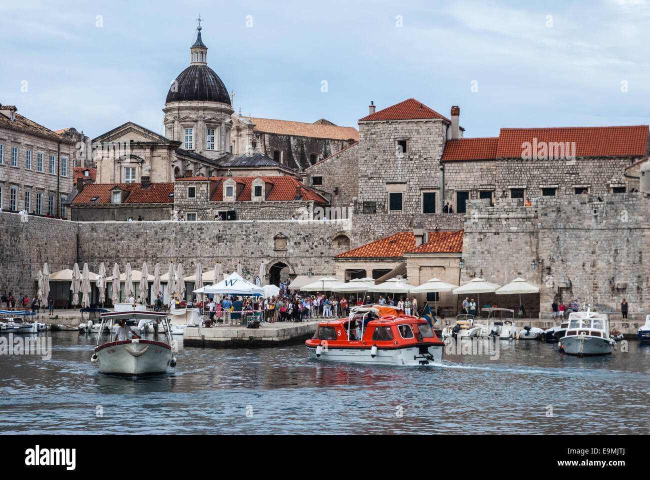 Porto di Dubrovnik visto da un traghetto sulla rotta di avvicinamento alla città vecchia gates Foto Stock