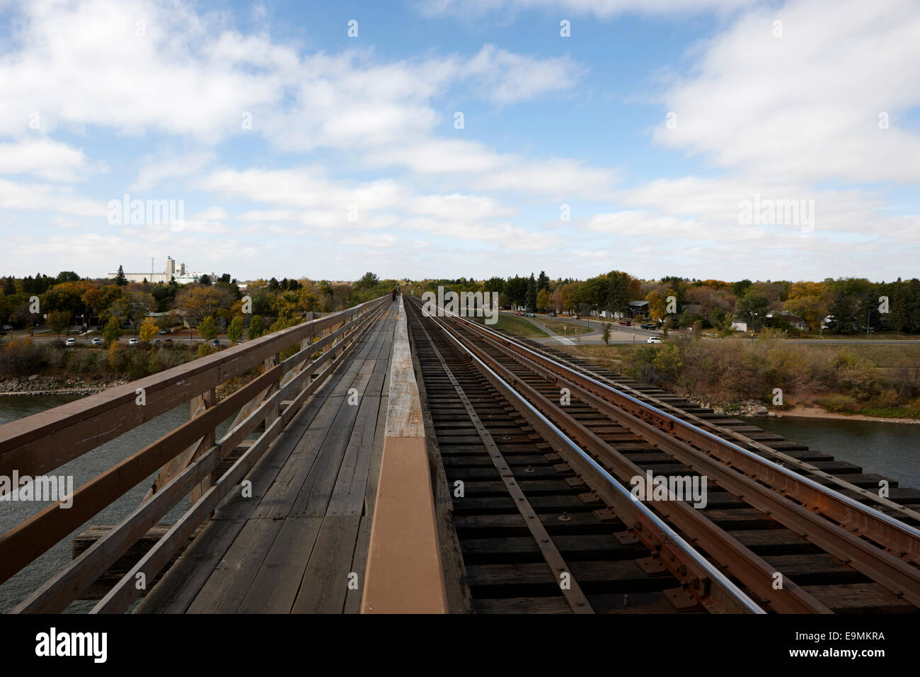 Passaggio pedonale e binari del treno treno cpr ponte ferroviario sulla sud del Fiume Saskatchewan saskatoon Canada Foto Stock