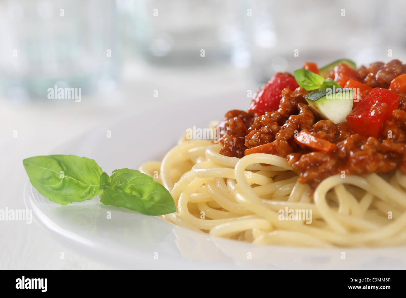 Spaghetti alla Bolognese o bolognese tagliatelle pasta pasto su una piastra Foto Stock