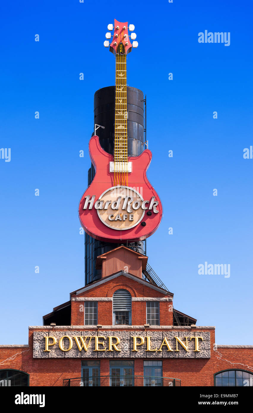 Baltimore Power Plant Hard Rock Cafe al Porto Interno Pier 4. Un gigante rosso segno di chitarra sulla sommità della storica ex centrale elettrica. Foto Stock