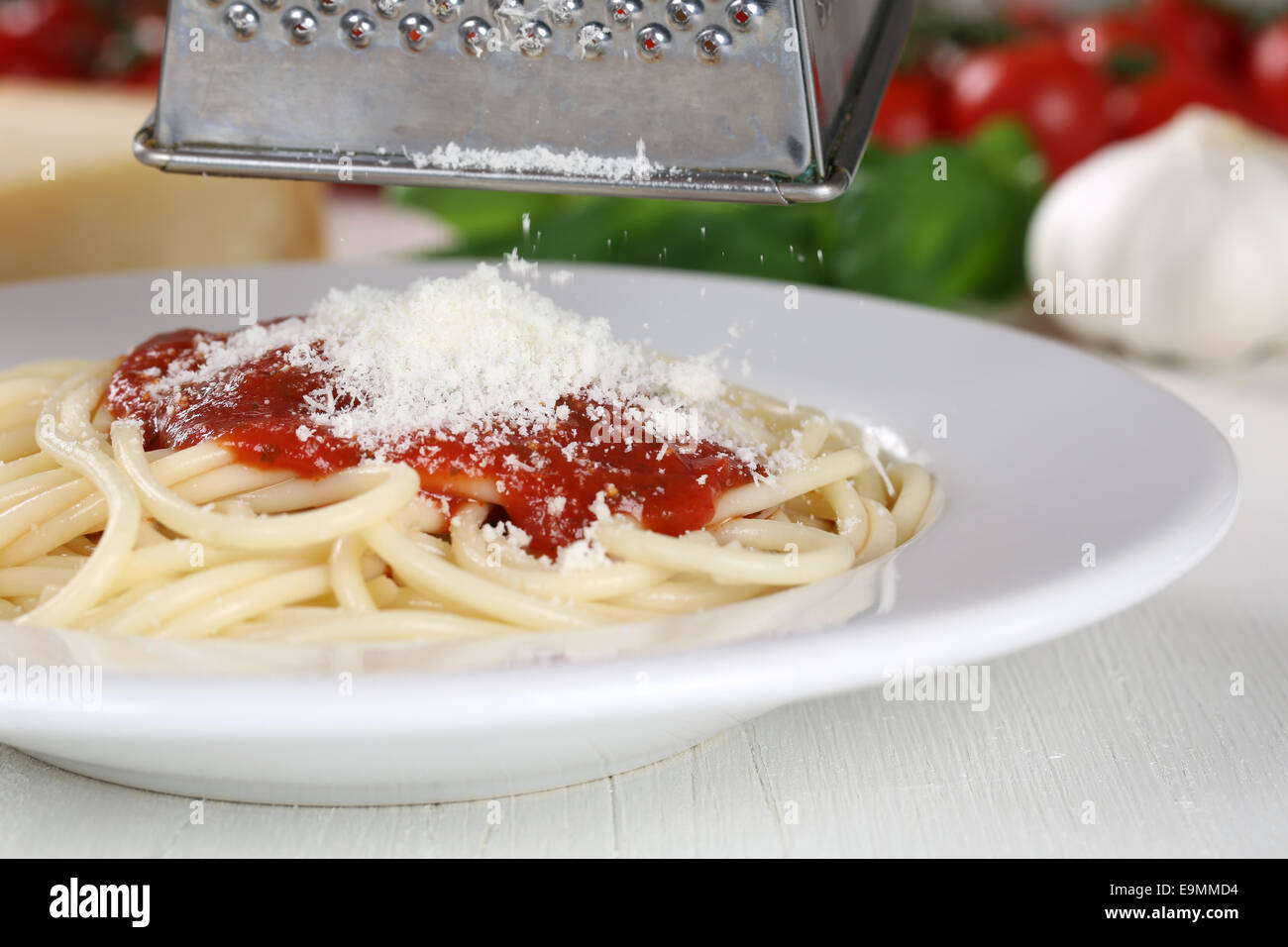Cucinare gli spaghetti tagliatelle pasta: reticolo parmigiano sulla piastra Foto Stock