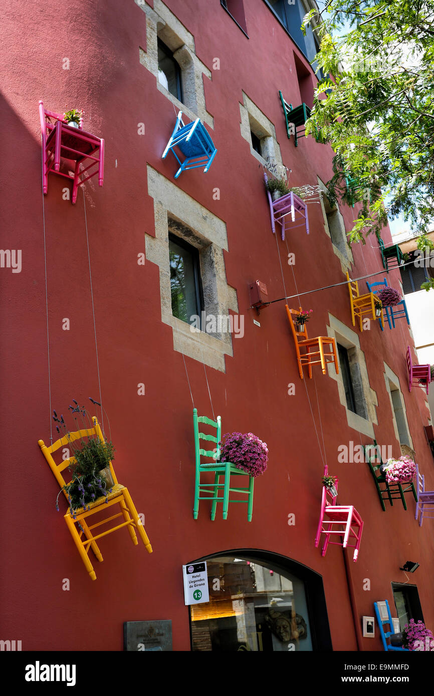 Hotel decorato con sedie durante la international flower show, temps de Flors, nella città di Girona, Spagna Foto Stock