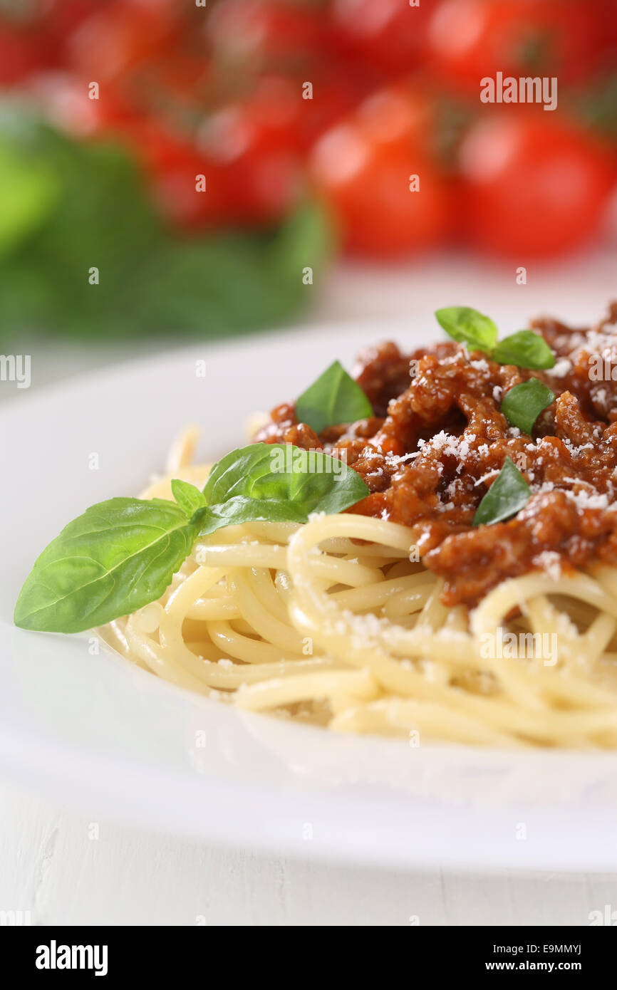 Spaghetti alla Bolognese o bolognese tagliatelle pasta pasto su una piastra con basilico Foto Stock