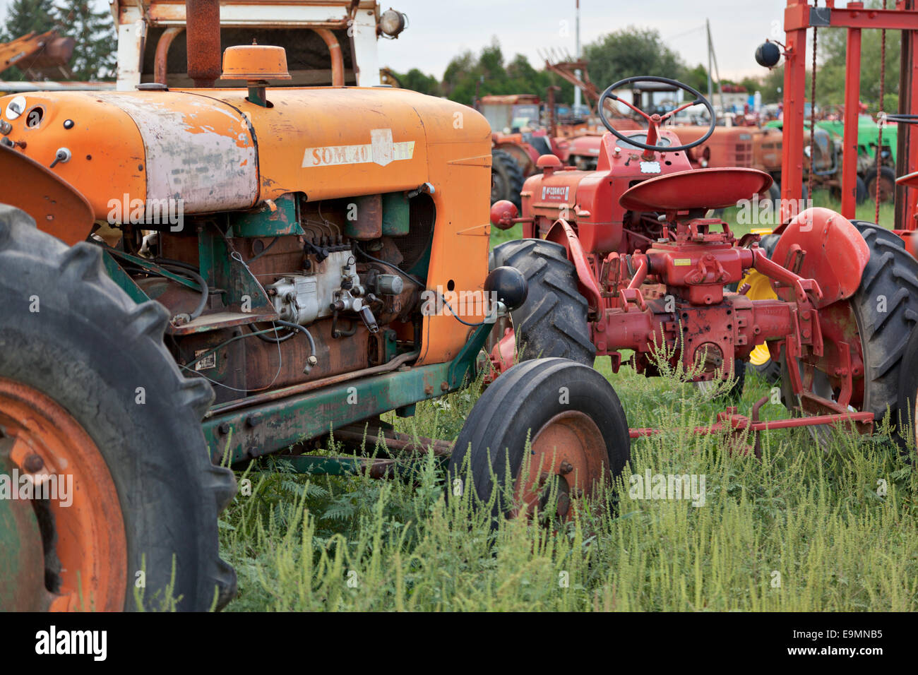 Una SOM (Someca) 40 e una McCormick International il trattore in un campo in Francia Foto Stock