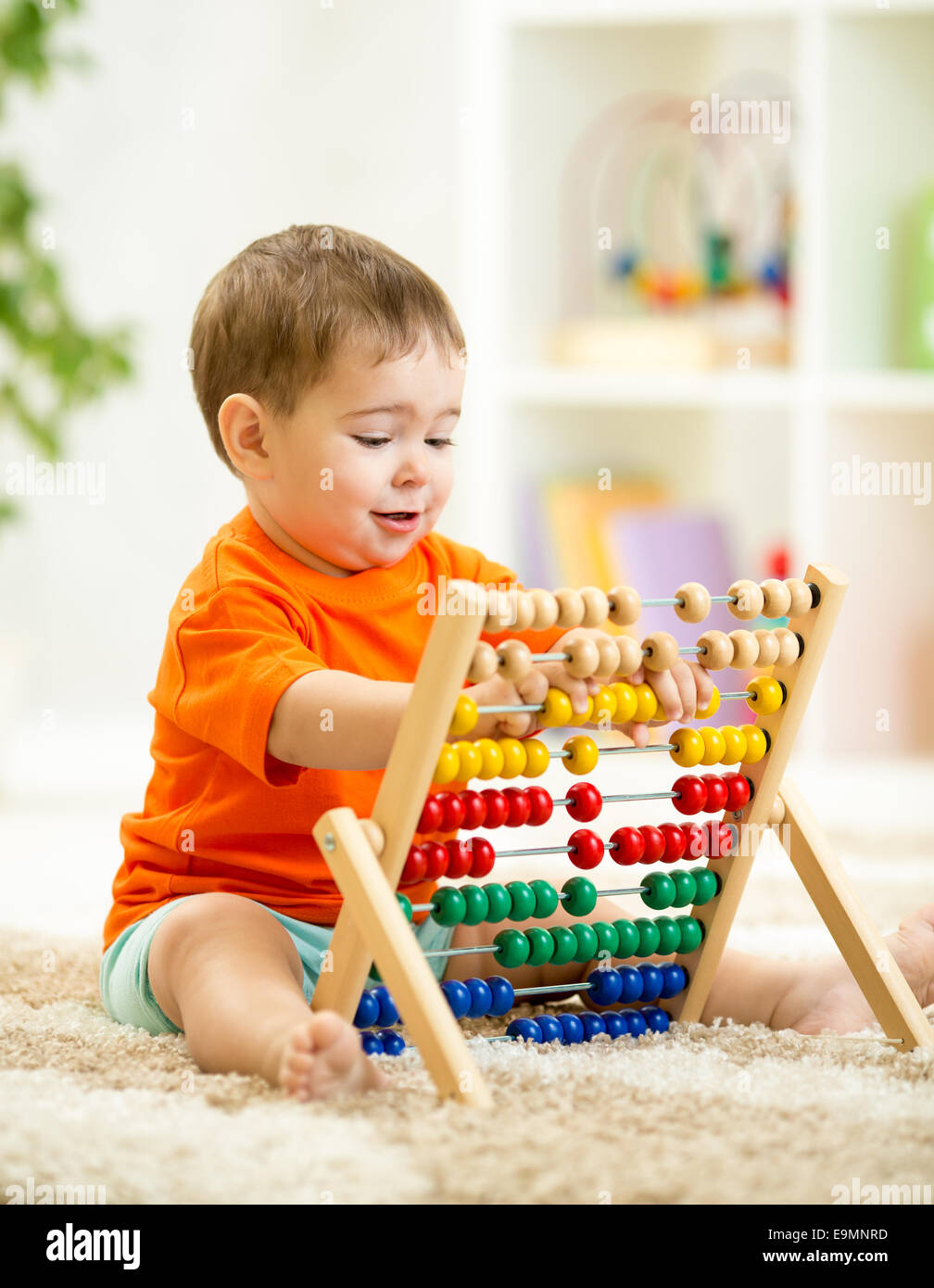 Kid ragazzo giocando con contatore Foto Stock