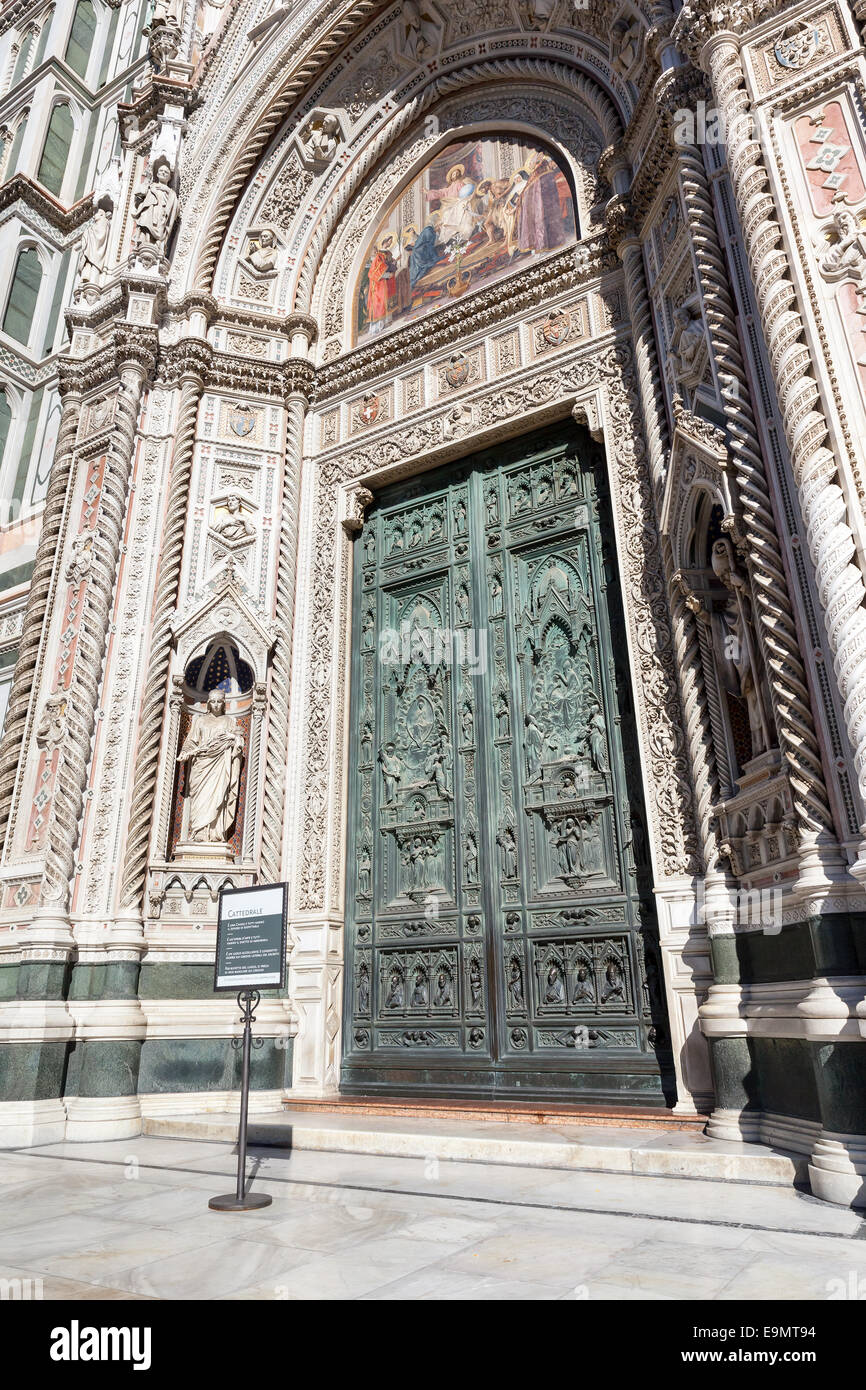 Porta del Duomo di Firenze Foto Stock