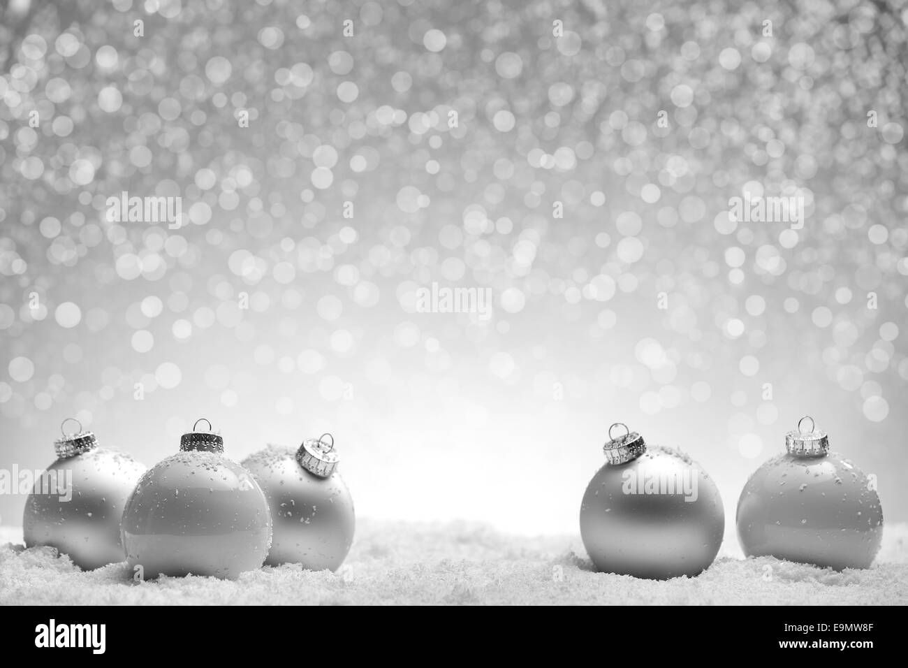 Natale con fondo argento con sfere e il simbolo del fiocco di neve Foto Stock