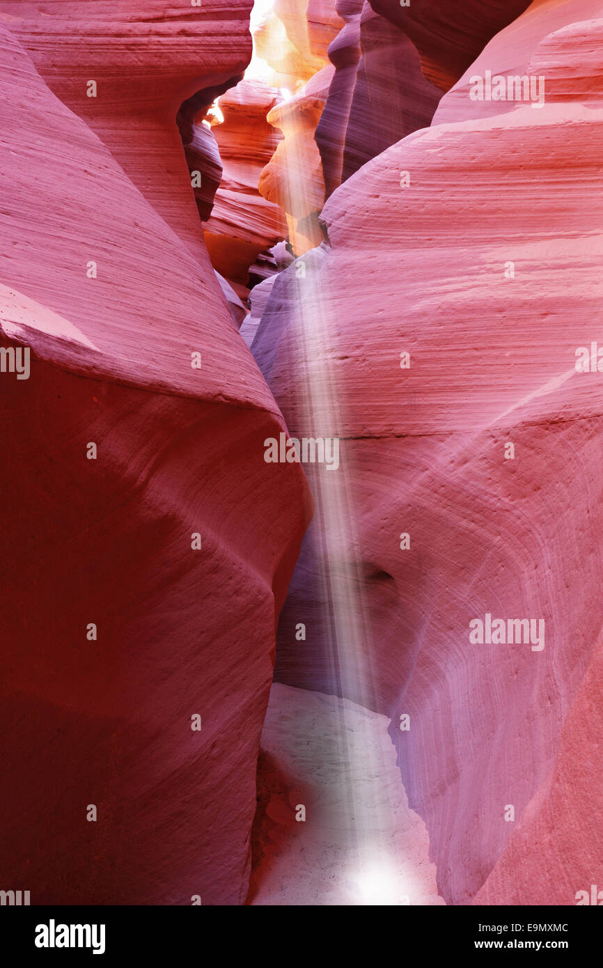 Il mezzogiorno in un rosso-arancione Antelope Canyon Foto Stock