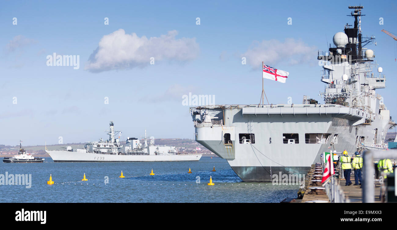 Il tipo 23 fregata HMS Richmond passa HMS illustri come lei ritorna a Portsmouth Royal Navy di base a seguito di sette mesi di dep Foto Stock