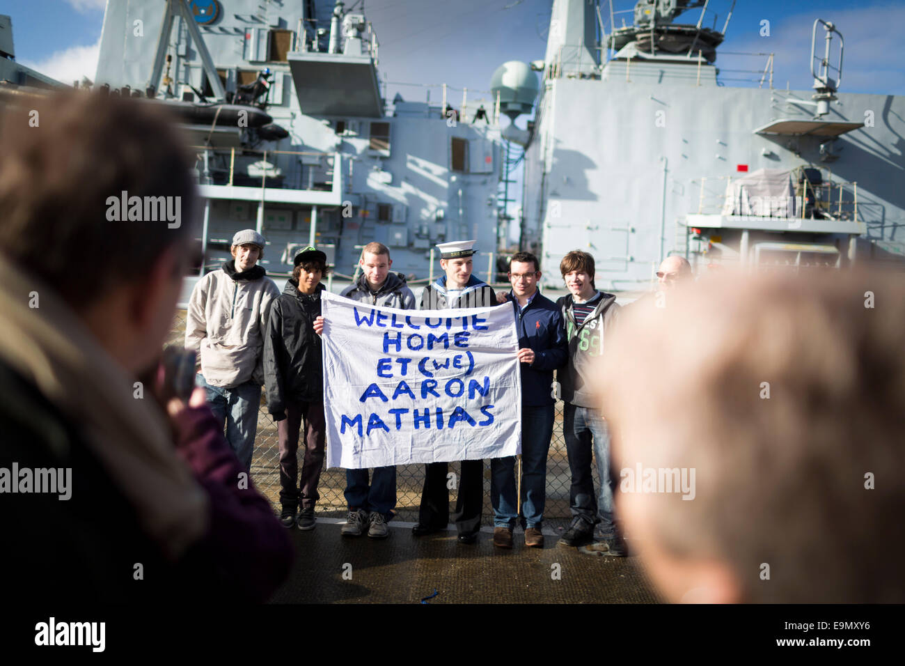 Una classificazione in posa per una fotografia di famiglia dopo il tipo 23 fregata HMS Richmond tornò a Portsmouth Royal Navy Base a seguito di una Foto Stock