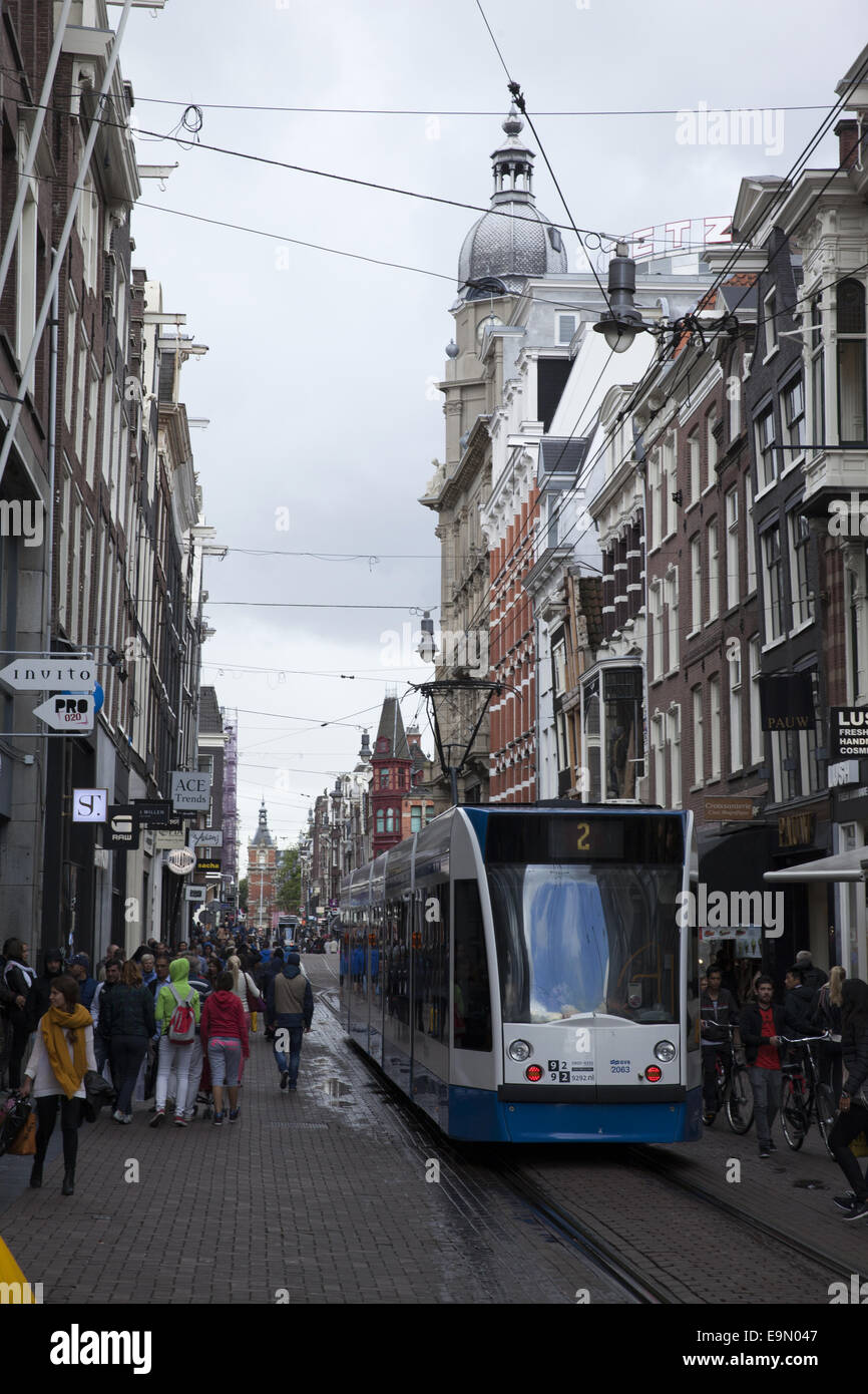 Il tram costeggia Leidsestraat, la strada più alla moda nel centro di Amsterdam, Paesi Bassi. Foto Stock