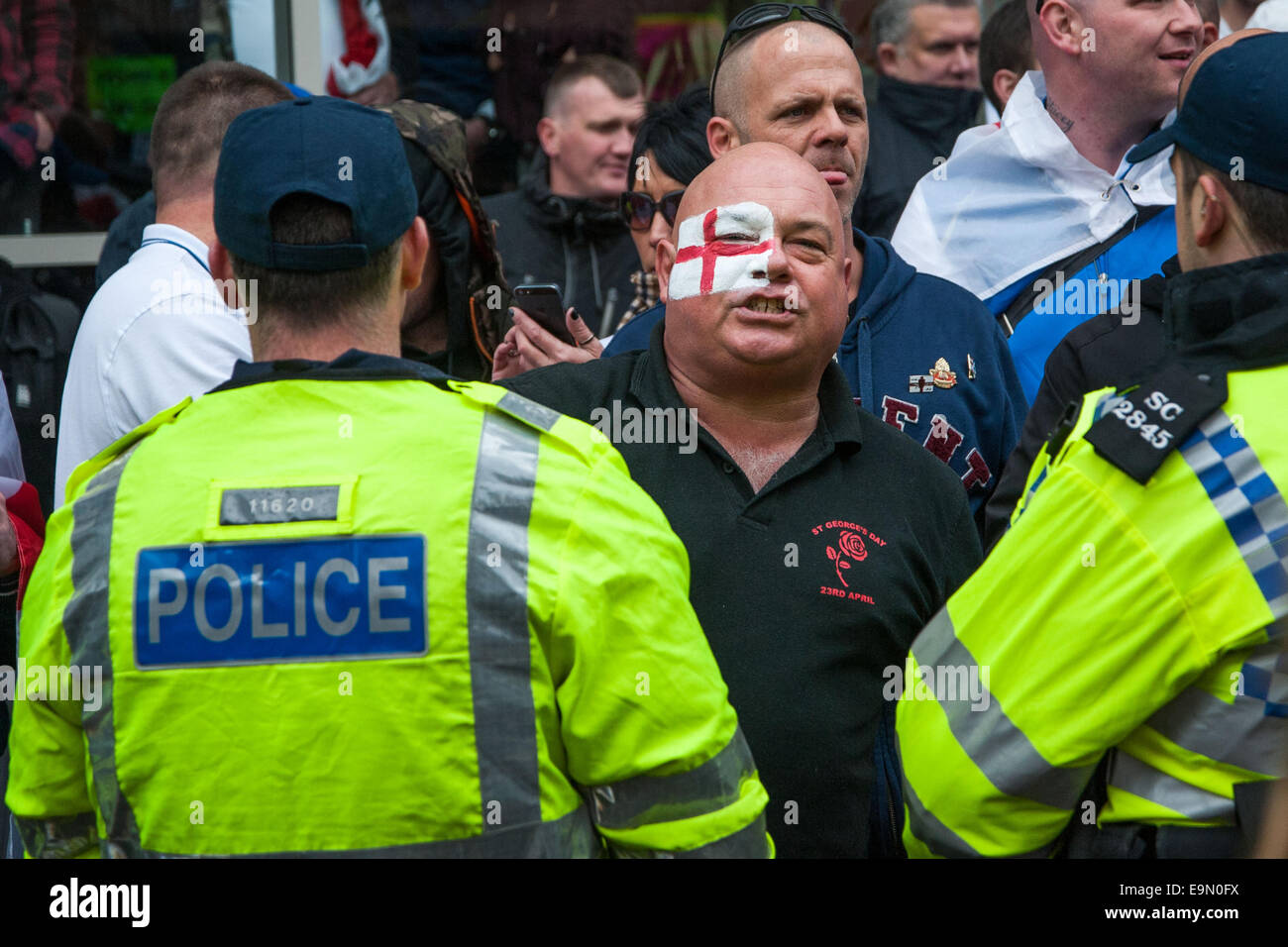 La polizia antisommossa mandria i dimostranti passato al Molo di Brighton come vari lontano-gruppi di destra convergono su Brighton per ultra- nazionalistica marzo per l'Inghilterra con: atmosfera dove: Brighton, Regno Unito quando: 27 Apr 2014 Foto Stock