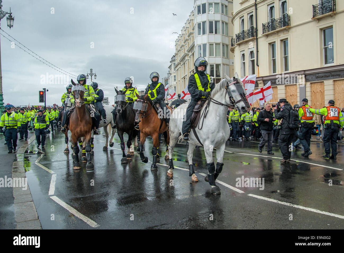 La polizia antisommossa mandria i dimostranti passato al Molo di Brighton come vari lontano-gruppi di destra convergono su Brighton per ultra- nazionalistica marzo per l'Inghilterra con: atmosfera dove: Brighton, Regno Unito quando: 27 Apr 2014 Foto Stock
