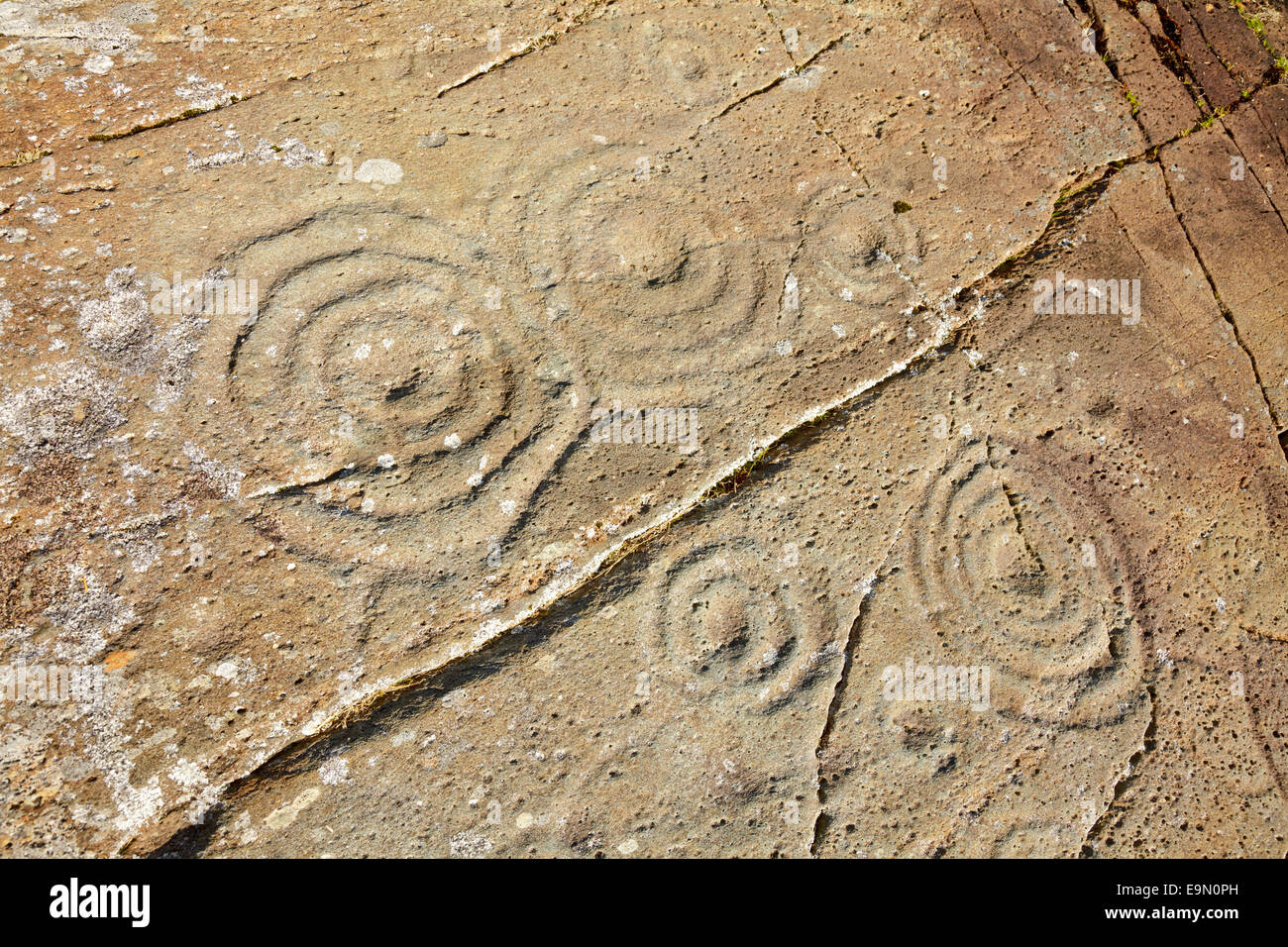 Cup e marchi ad anello su una pietra vicino Cairnbaan in Scozia Foto Stock