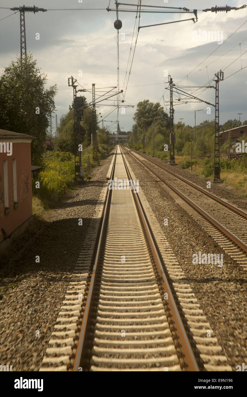 Guardando il retro del treno in direzione di Amsterdam come Inter City gare verso Berlino, Germania Foto Stock