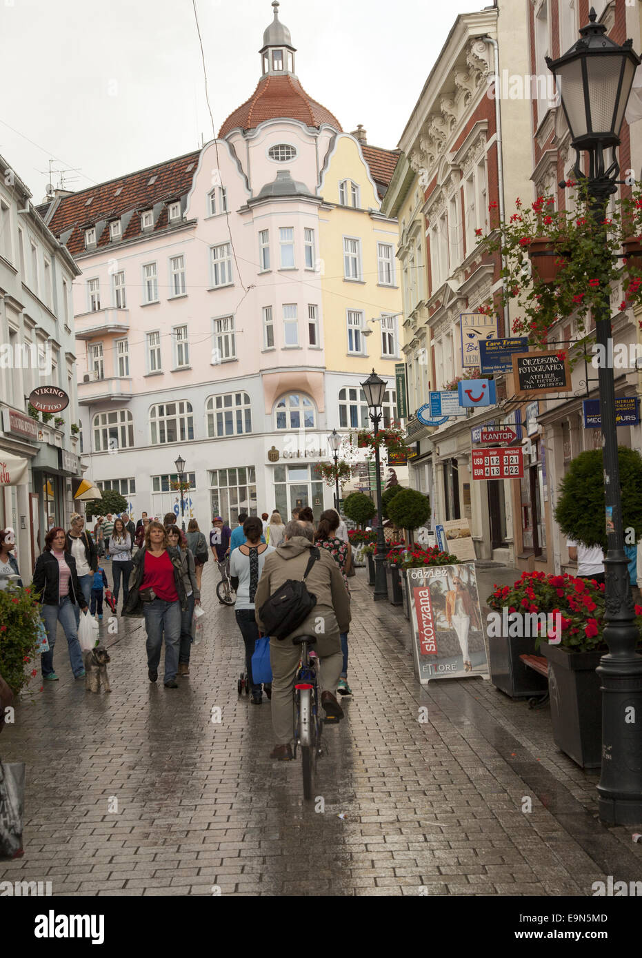 Le persone si divertono nel centro della città vecchia di Zielona Gora, Polonia durante la stagione estiva con Folk Arts Festival. Foto Stock