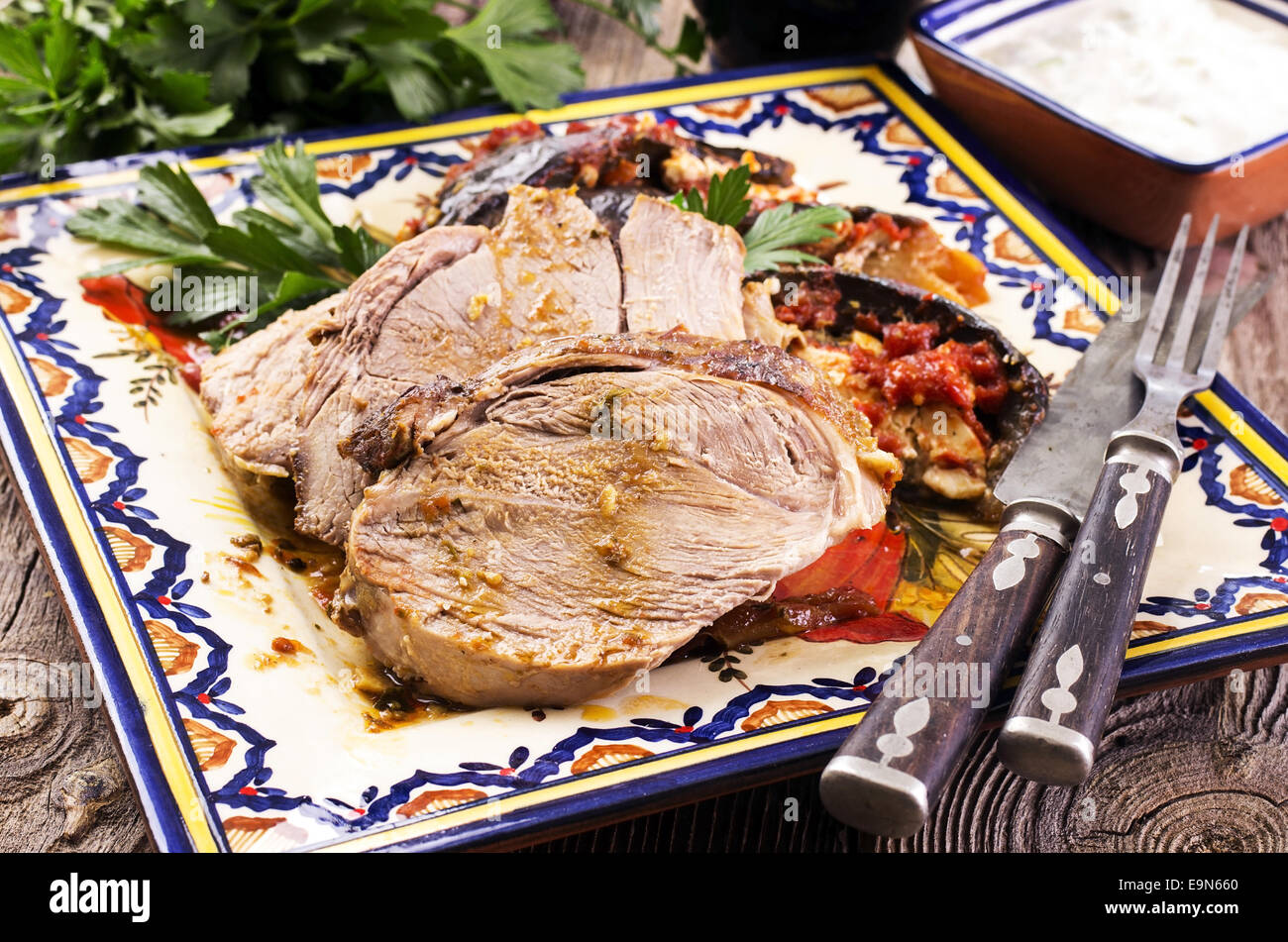 Arrosto di agnello con le melanzane Foto Stock