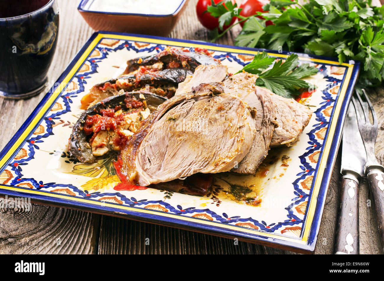 Arrosto di agnello con le melanzane Foto Stock