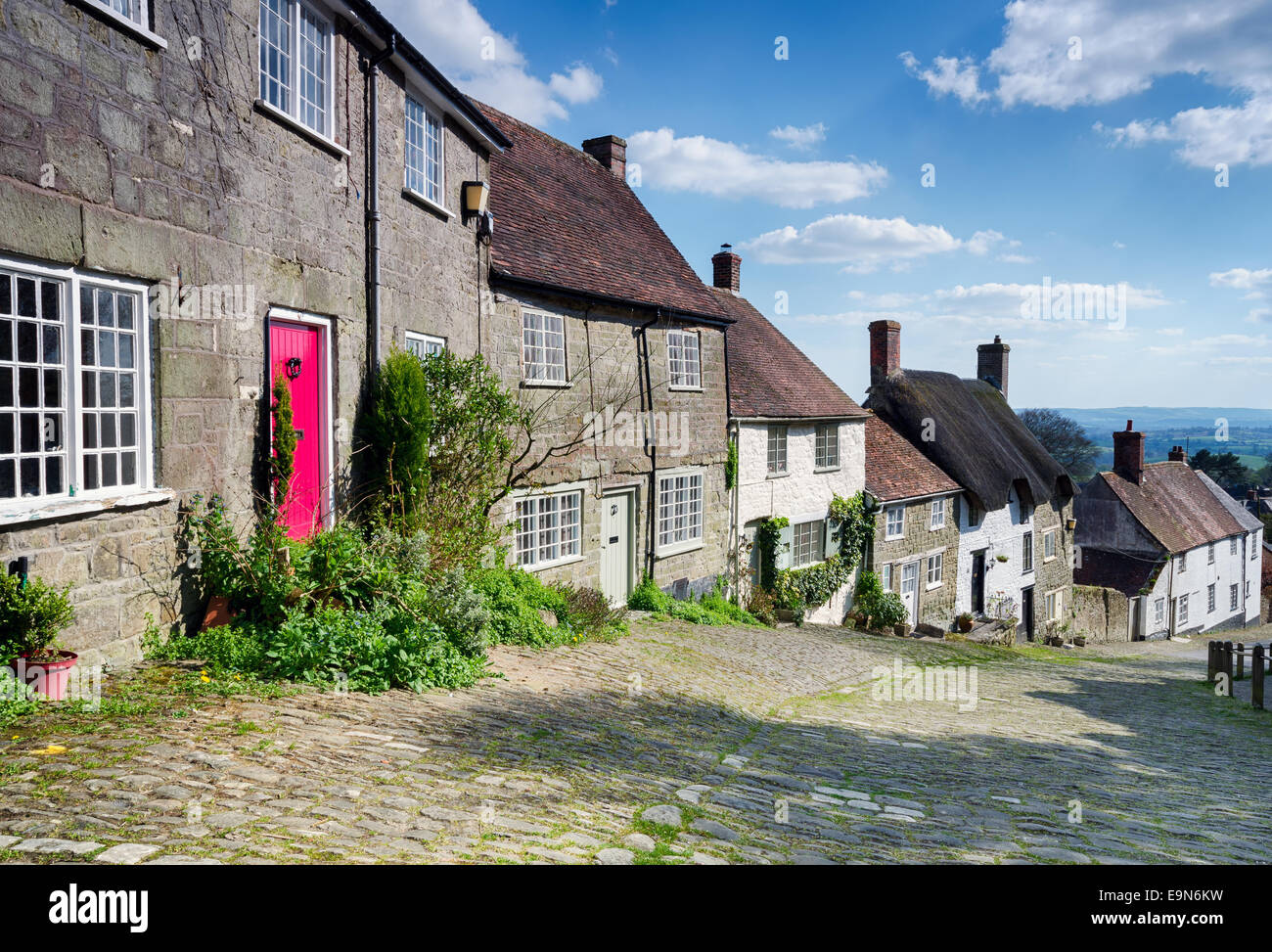 Pittoreschi cottage inglese su una strada acciottolata a Gold Hill in Shaftestbury nel Dorset Foto Stock