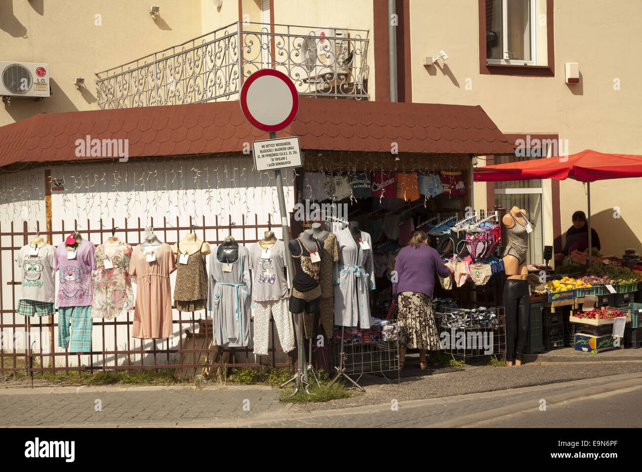 Piccole donne Fornitore abbigliamento sulla strada di Zielona Gora, Polonia. Foto Stock