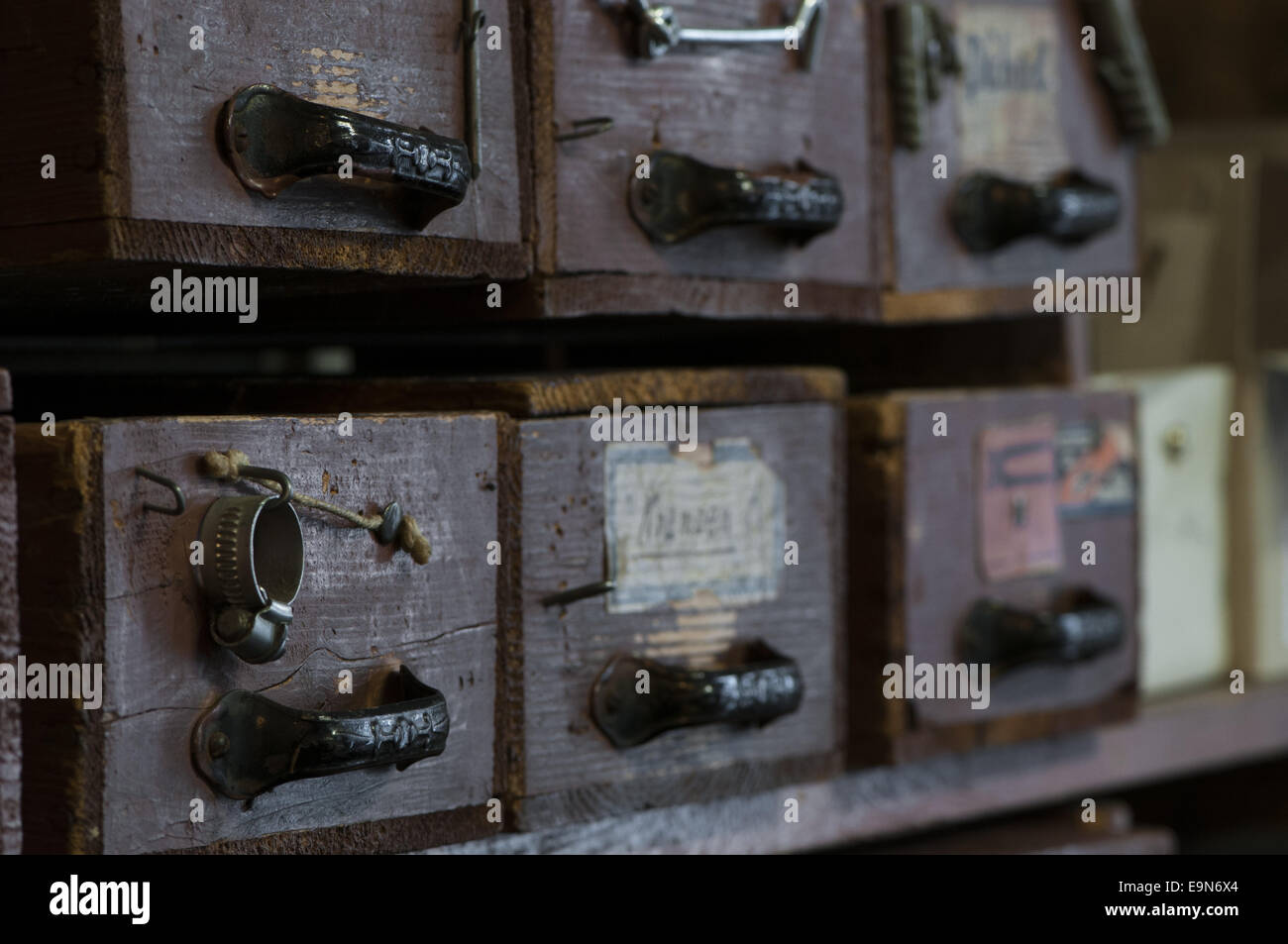 Cassetto scaffale di un negozio di ferramenta Foto Stock