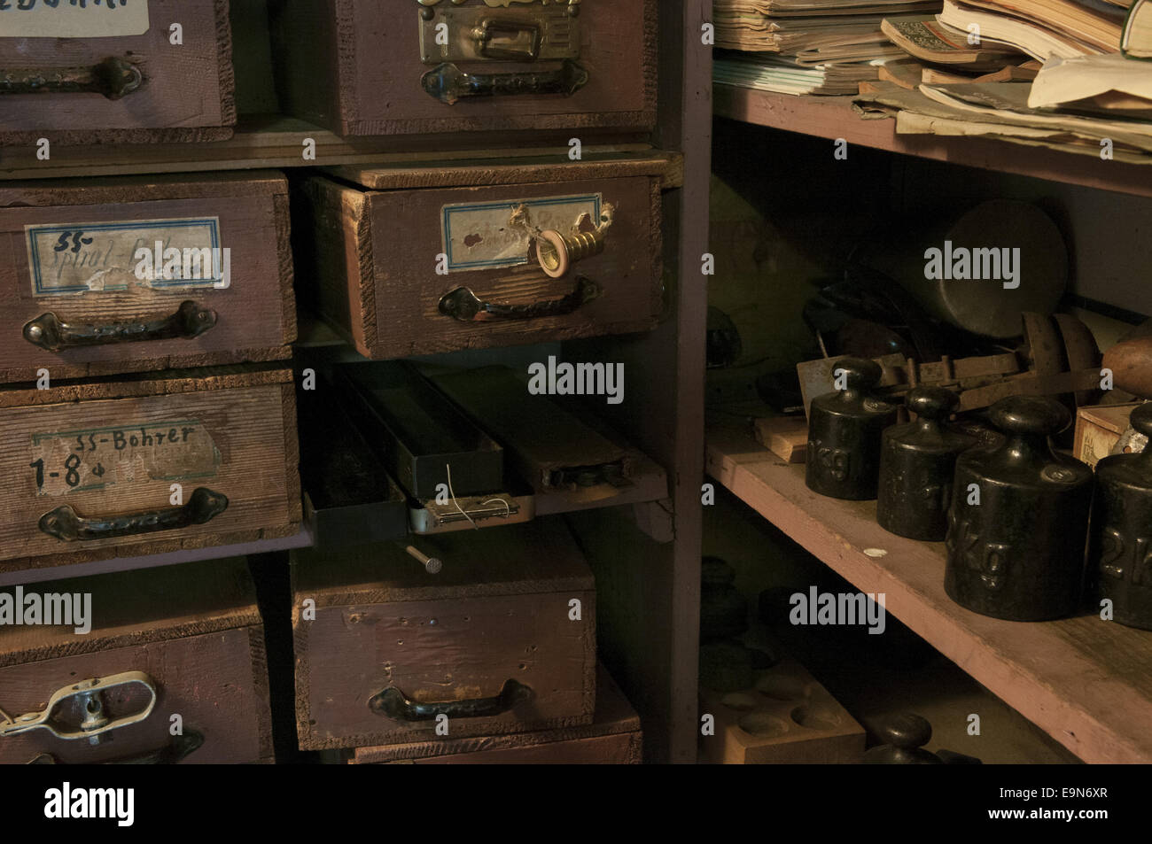 Cassetto scaffale di un negozio di ferramenta Foto Stock