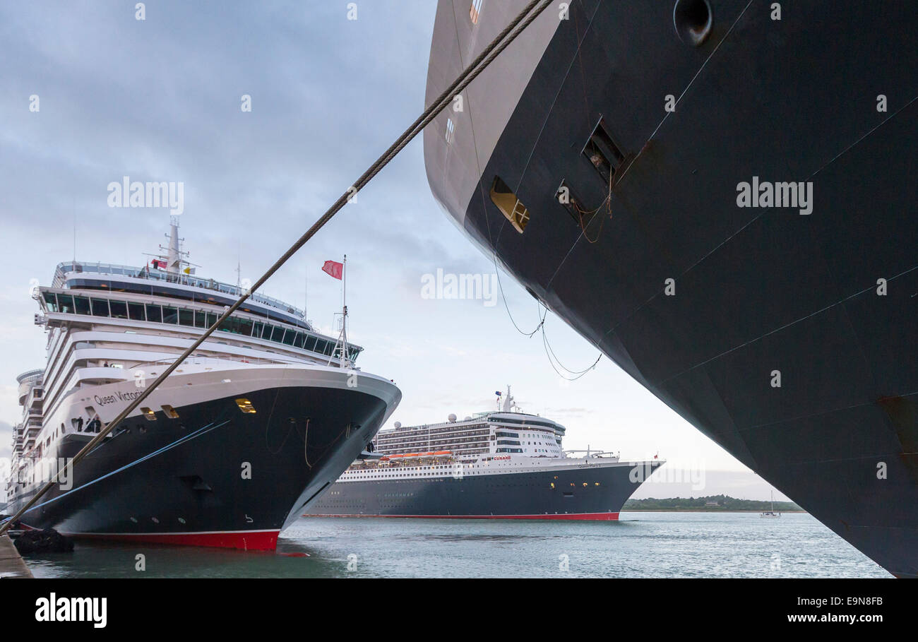 La Cunard liners Queen Elizabeth (destra) e Queen Victoria prendere fino a bow-per-bow posizioni a Southampton docks come Queen Mary 2 a Foto Stock