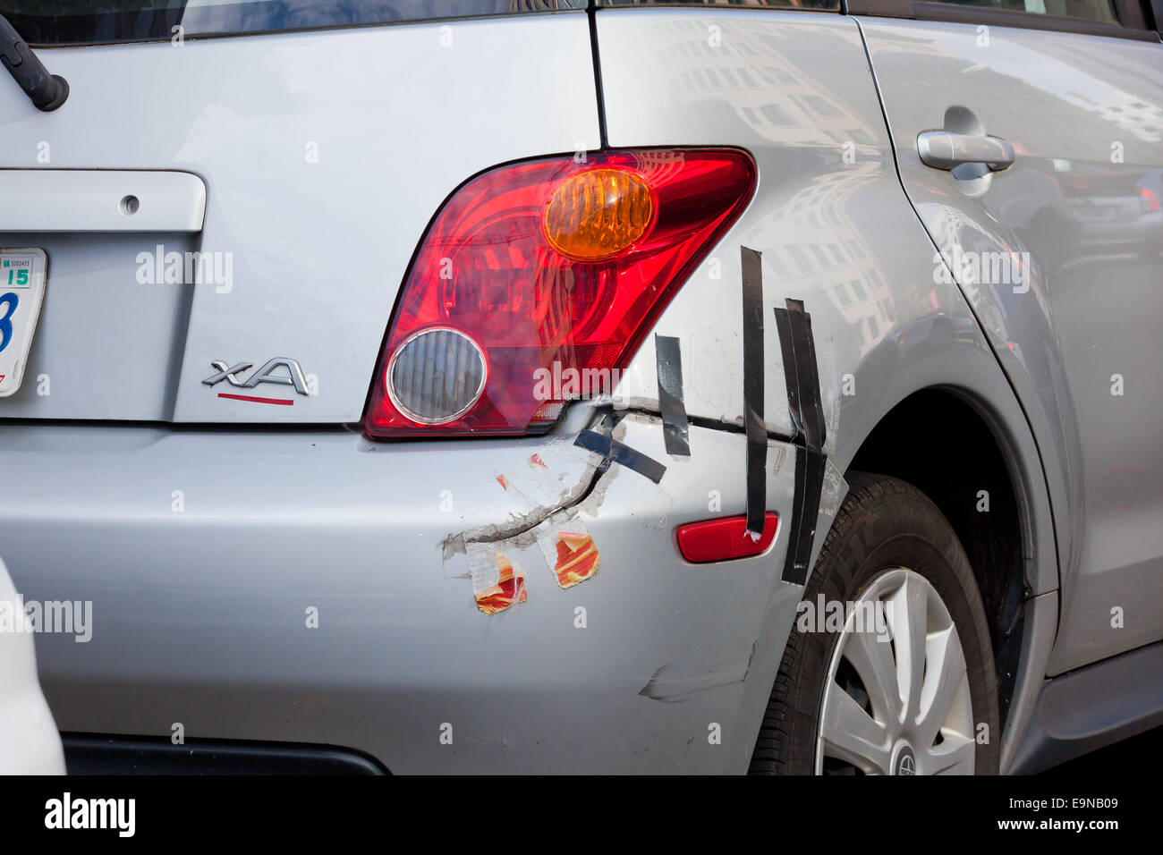 Paraurti auto riparata con del nastro - USA Foto Stock