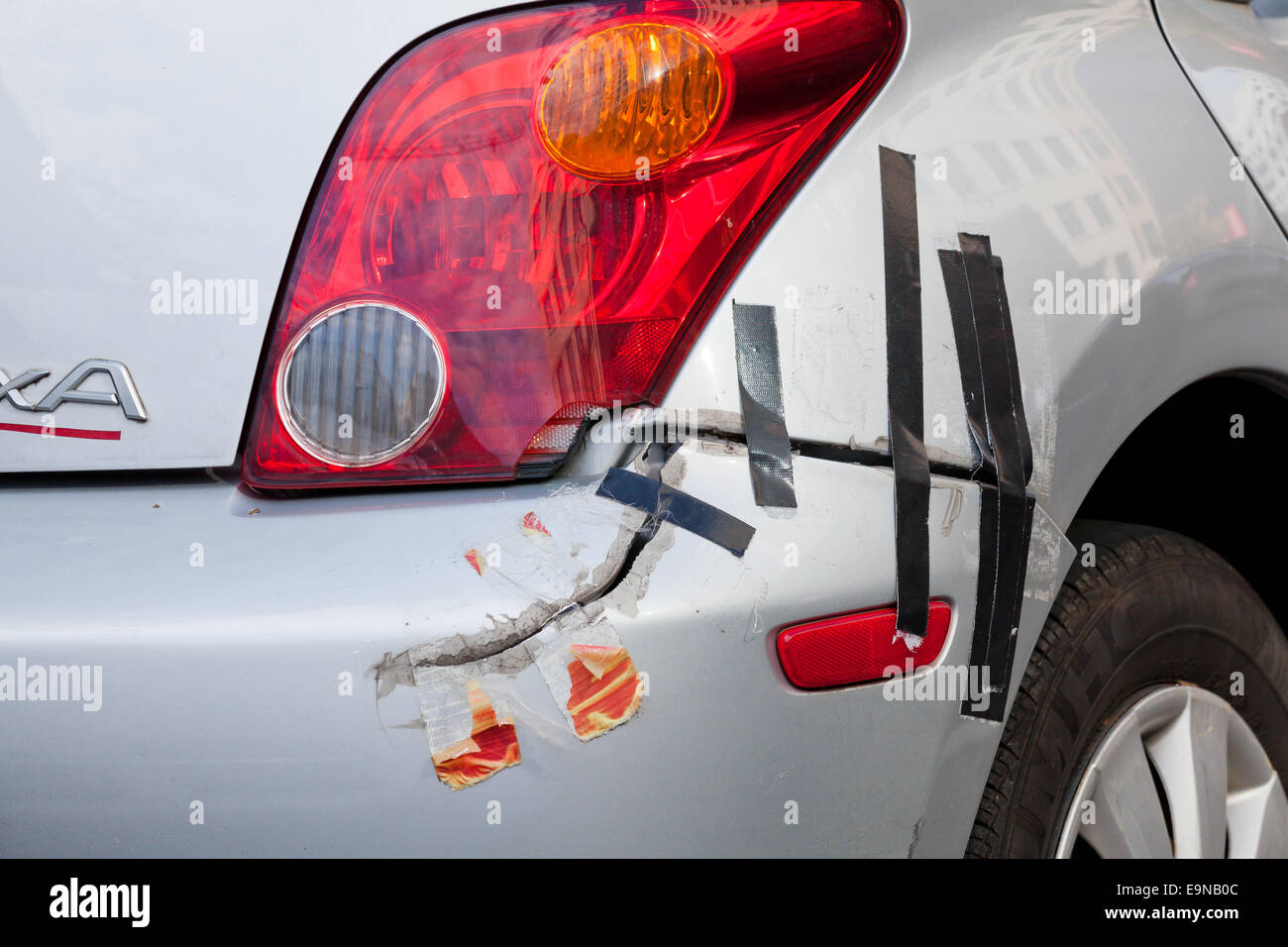 Paraurti auto riparata con del nastro - USA Foto Stock