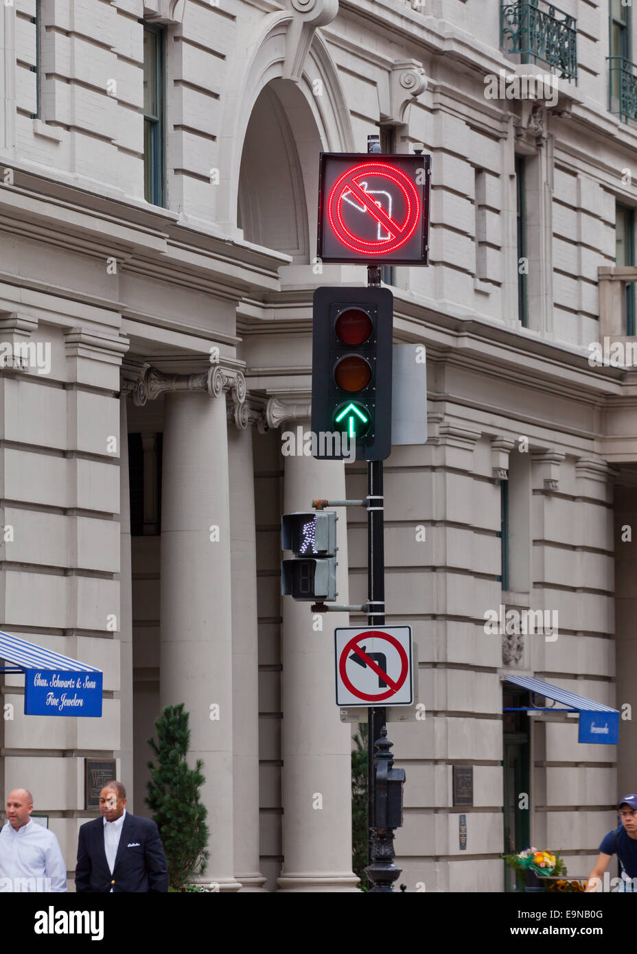 Illuminato a LED non svoltare a sinistra segno di traffico - Washington DC, Stati Uniti d'America Foto Stock