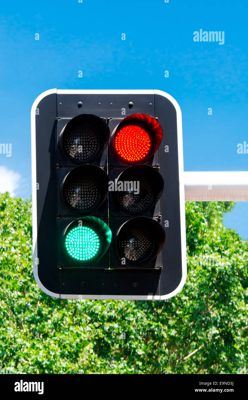 Il rosso e il verde semaforo sul cielo blu Foto Stock