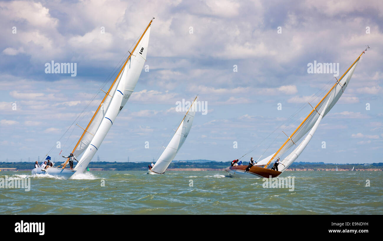 Gli otto metri di yacht a competere in Panerai British Classic Week regata a vela all inizio della loro razza costiera da latte di mucca Foto Stock