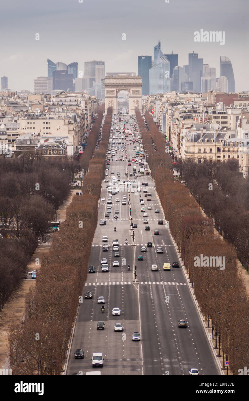 Guardando ad ovest l'Avenue des Champs-Élysées in Parigi Francia. Foto scattata dalla ruota panoramica Ferris aka La Grande Roue. Foto Stock