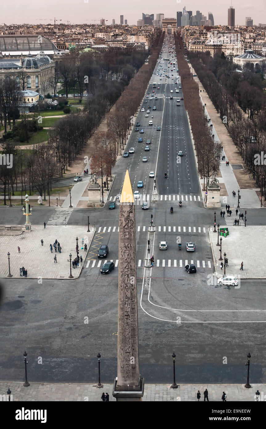 Cercando la Avenue des Champs-Élysées con l'obelisco di Luxor in primo piano-Parigi Francia. Shot presi dalla ruota panoramica Ferris Foto Stock